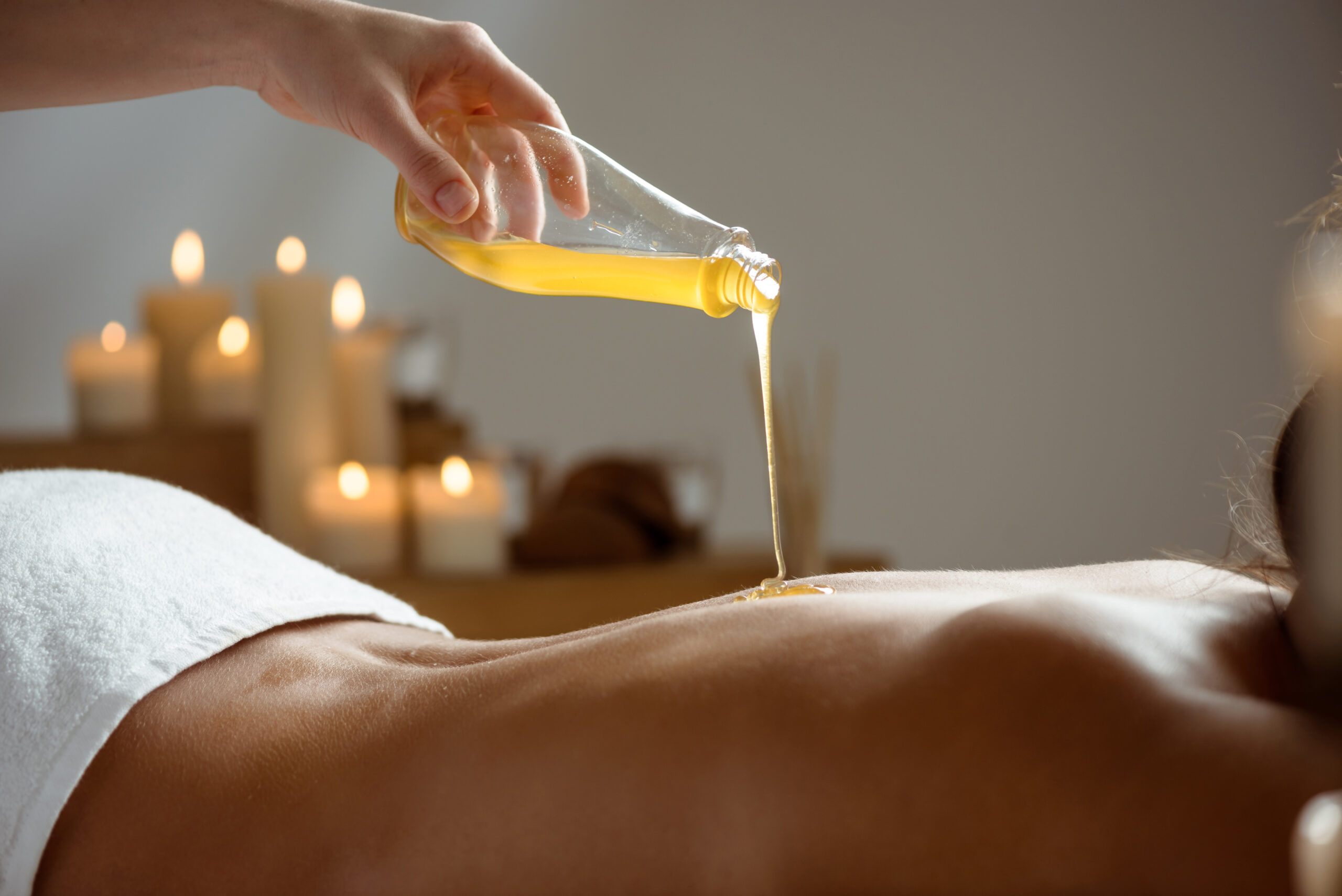 Massage Öl auf Rücken einer Frau